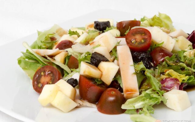 Ensalada de manzana, queso y uvas pasas