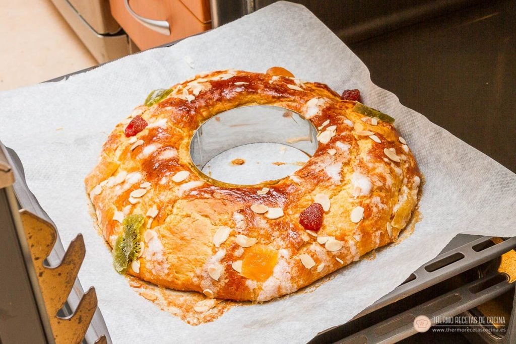 Roscón de Reyes | 3 | Thermo Recetas Cocina roscón de Reyes recién horneado sobre el papel de hornear, con un aro metálico puesto en el agujero central para que no se cierre