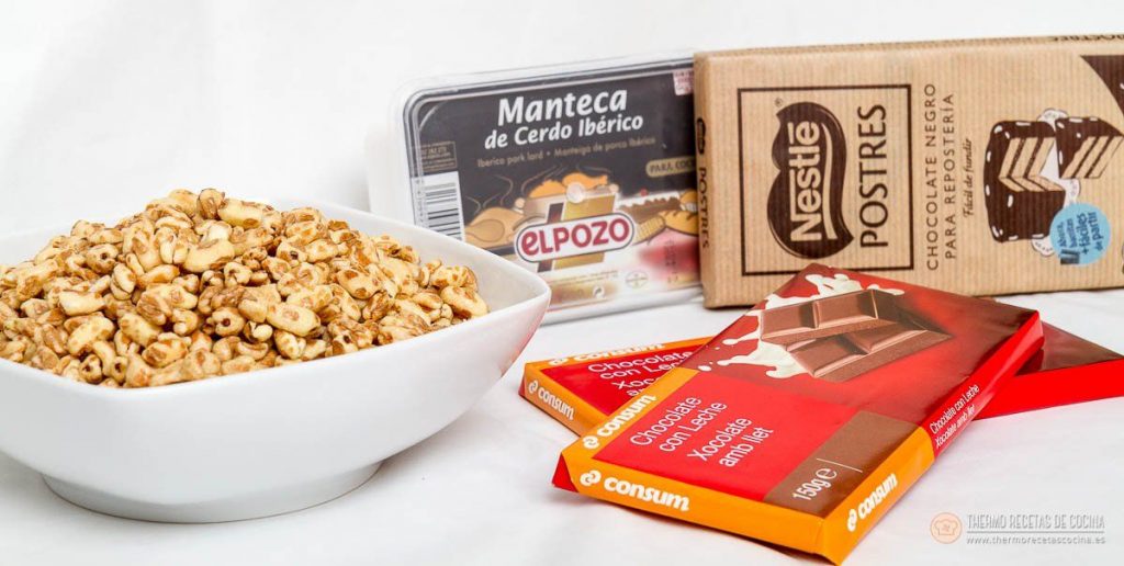 Turrón de chocolate | 3 | Recetas de cocina para Thermomix ingredientes del turrón de chocolate: un bol de arroz inflado, una tarrina de manteca de cerdo ibérico, una tableta de chocolate negro para postres y dos de chocolate con leche