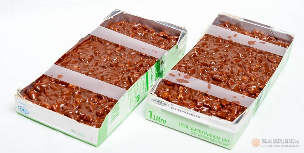 Turrón de chocolate | 5 | Recetas de cocina para Thermomix dos moldes hechos con cartones de leche llenos de la mezcla de chocolate y arroz inflado, sujetos con tiras de celo