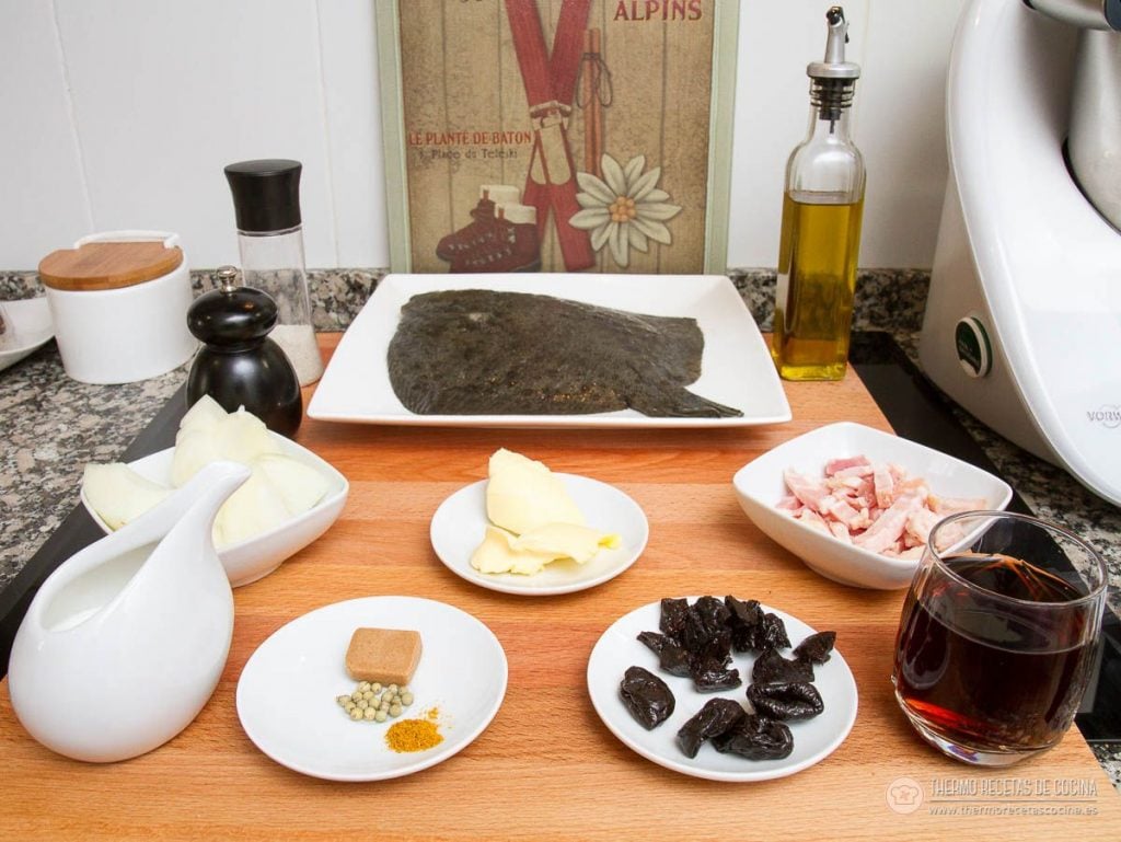 Ingredientes del rodaballo con salsa de vermut: rodaballo entero, cebolla, mantequilla, beicon en dados, ciruelas pasas, curry, pimienta verde, vermut rojo y nata