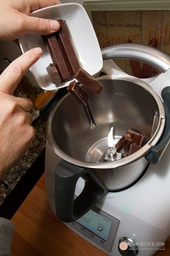 Onzas de chocolate fondant cayendo desde un cuenco al vaso de la Thermomix