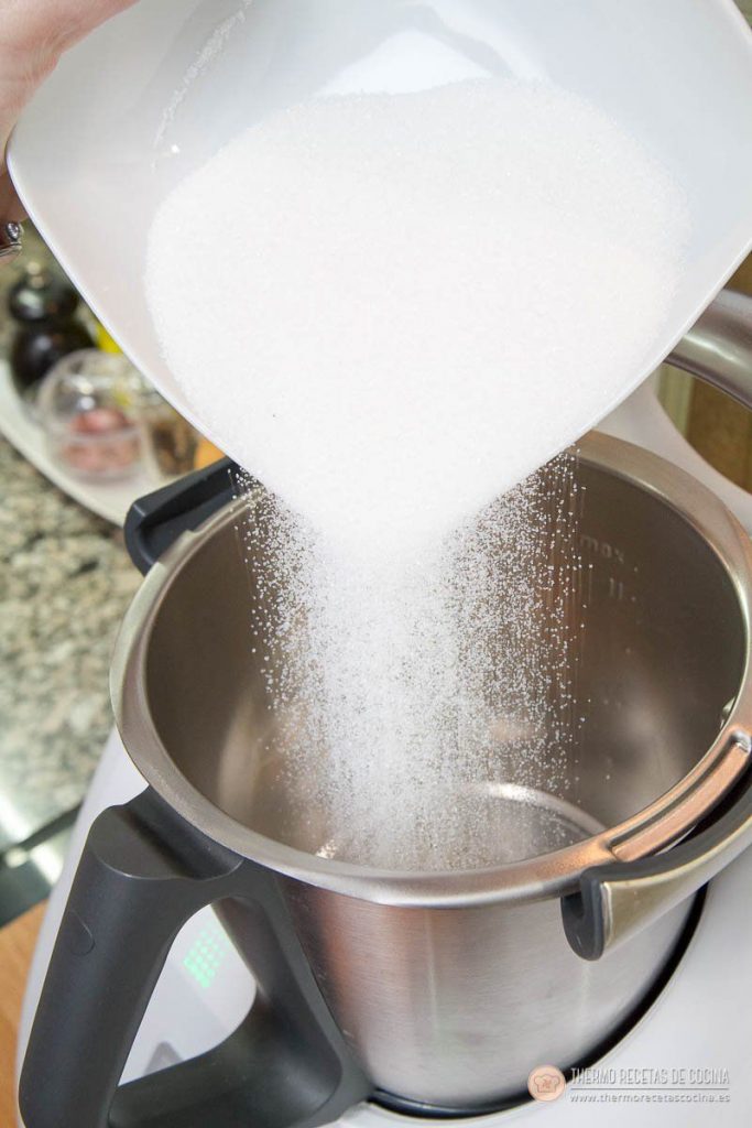 Marquesas | 4 | Thermo Recetas Cocina azúcar blanco cayendo desde un bol al vaso de la Thermomix para pulverizarlo