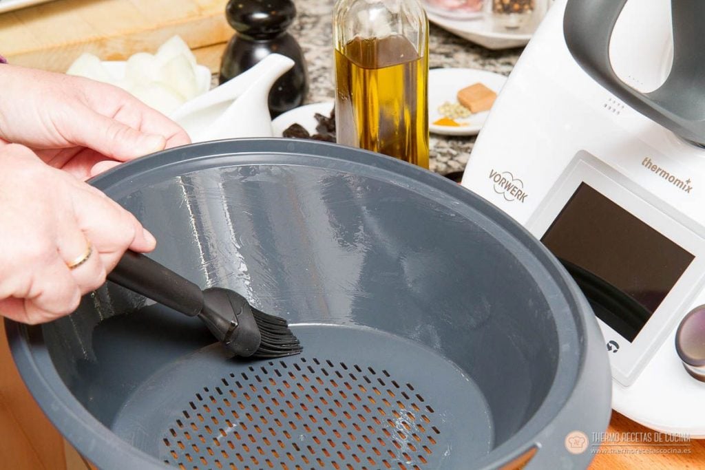 Pincelando con aceite el interior del recipiente Varoma antes de colocar el rodaballo