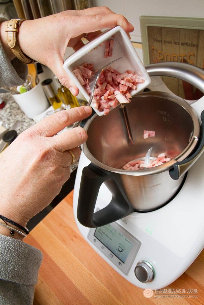 Receta de tarta Quiché de Bacon y Queso | 4 | Recetas de cocina para Thermomix dados de bacon cayendo dentro del vaso de la Thermomix para sofreírlos