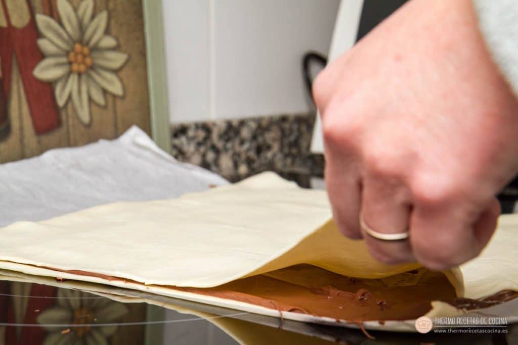 Árbol de Navidad de Nutella y hojaldre | 5 | Thermo Recetas Cocina colocando la segunda plancha de hojaldre encima del relleno de nutella