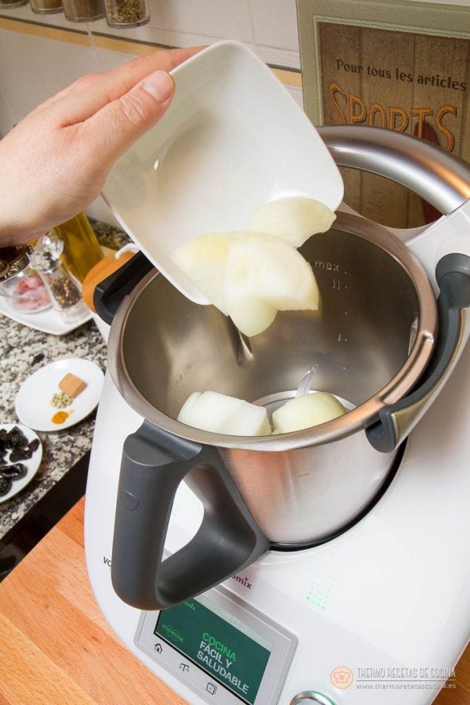 Cebolla en cuartos cayendo dentro del vaso de la Thermomix