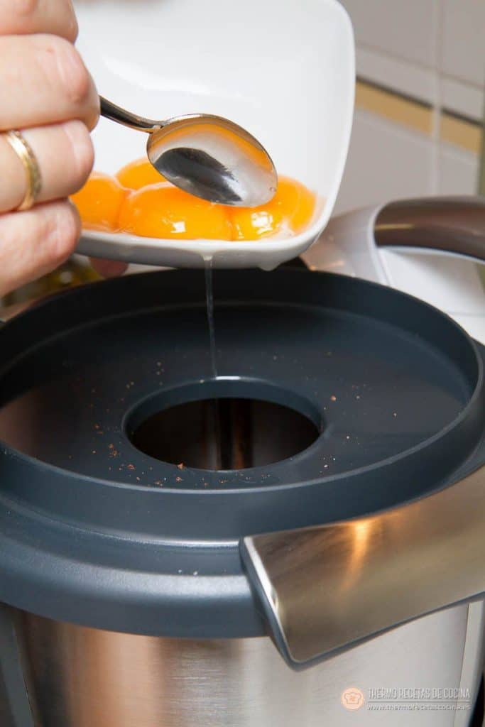 Añadiendo las yemas de huevo, una a una, por el bocal de la Thermomix