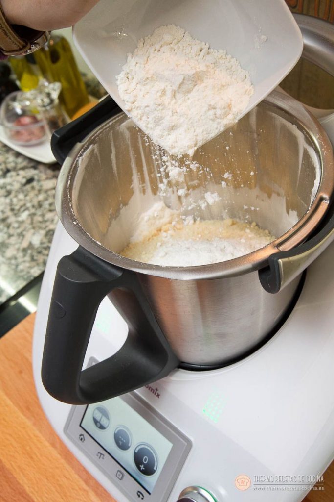 Marquesas | 6 | Thermo Recetas Cocina harina cayendo dentro del vaso de la Thermomix sobre el azúcar y la almendra