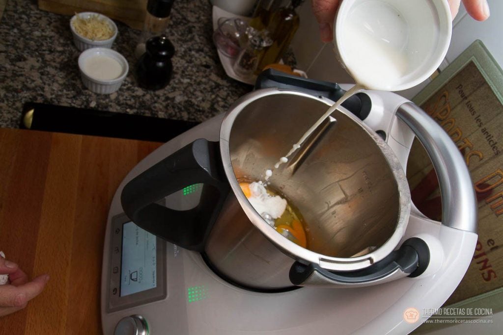 Receta de tarta Quiché de Bacon y Queso | 5 | Recetas de cocina para Thermomix nata vertiéndose sobre los huevos en el vaso de la Thermomix para el relleno de la quiche