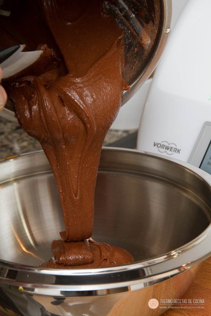 Masa de chocolate saliendo del vaso de la Thermomix hacia un bol grande