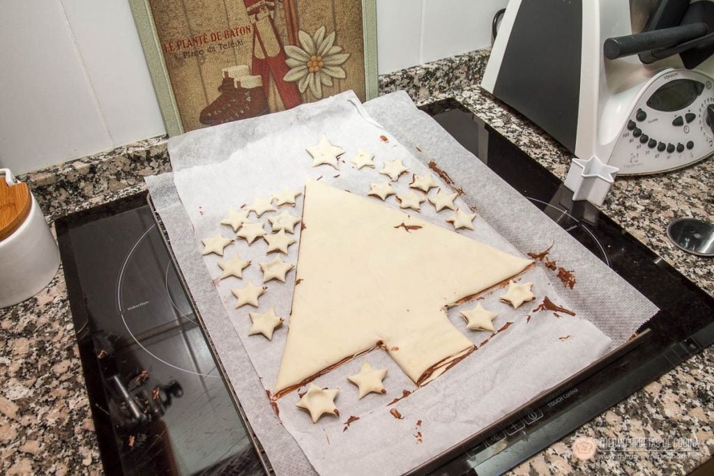 Árbol de Navidad de Nutella y hojaldre | 8 | Thermo Recetas Cocina el árbol de hojaldre ya recortado sobre el papel de horno, rodeado de estrellas hechas con los sobrantes