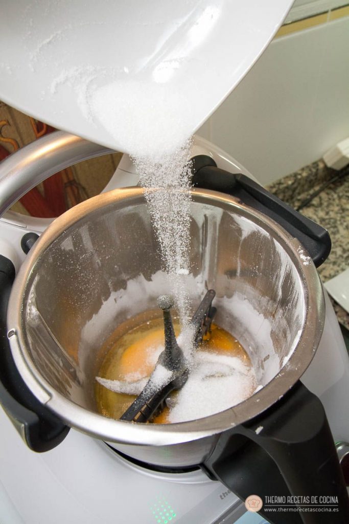 Marquesas | 8 | Thermo Recetas Cocina azúcar cayendo sobre los huevos dentro del vaso de la Thermomix, con la mariposa ya colocada