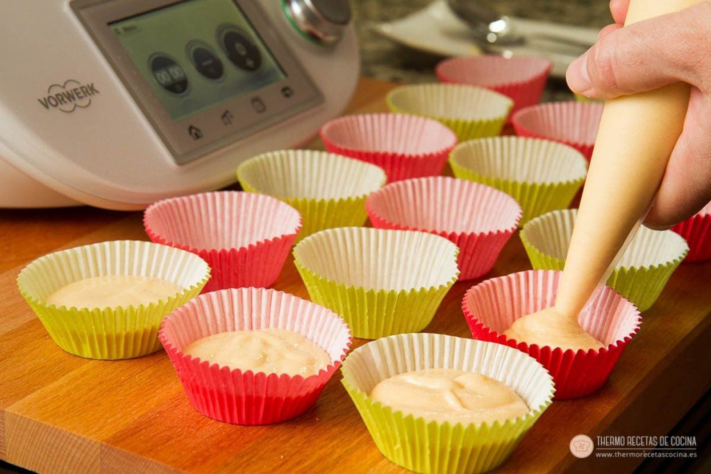 Marquesas | 10 | Thermo Recetas Cocina rellenando con manga pastelera las cápsulas de papel rojas y verdes colocadas sobre una tabla