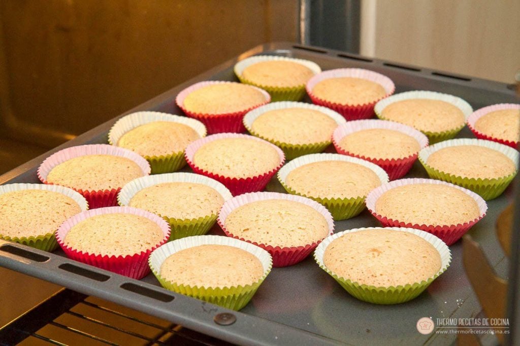 Marquesas | 12 | Thermo Recetas Cocina marquesas ya horneadas y doradas en sus cápsulas de colores, sobre la bandeja