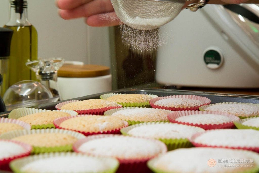 Marquesas | 13 | Thermo Recetas Cocina espolvoreando azúcar glas con un colador sobre las marquesas recién horneadas