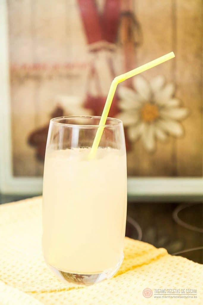 vaso de limonada servido con su pajita amarilla, listo para beber