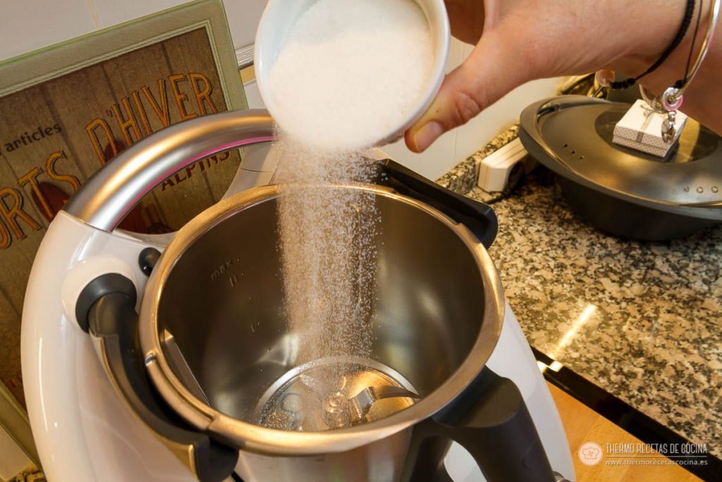 azúcar cayendo desde un ramequín dentro del vaso vacío de la Thermomix