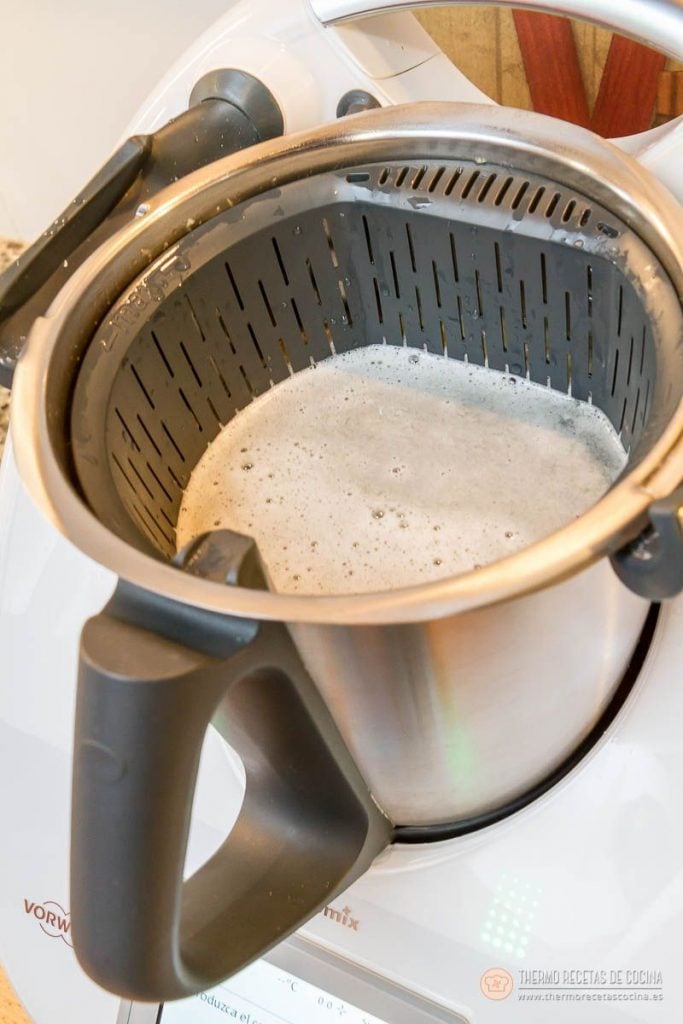 el cestillo metido dentro del vaso, con la limonada espumosa filtrándose a través de las ranuras