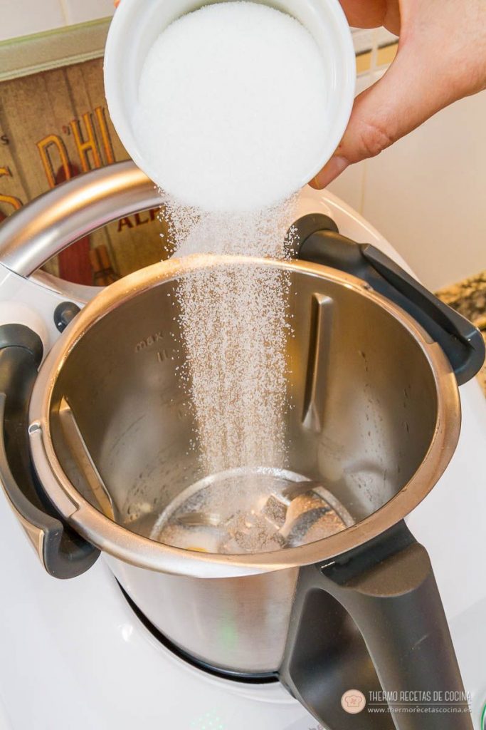¿Tardes de calor? Prepara una Leche Merengada con tu Thermomix. | 5 | Recetas de cocina para Thermomix el azúcar cayendo dentro del vaso de la Thermomix antes de programar
