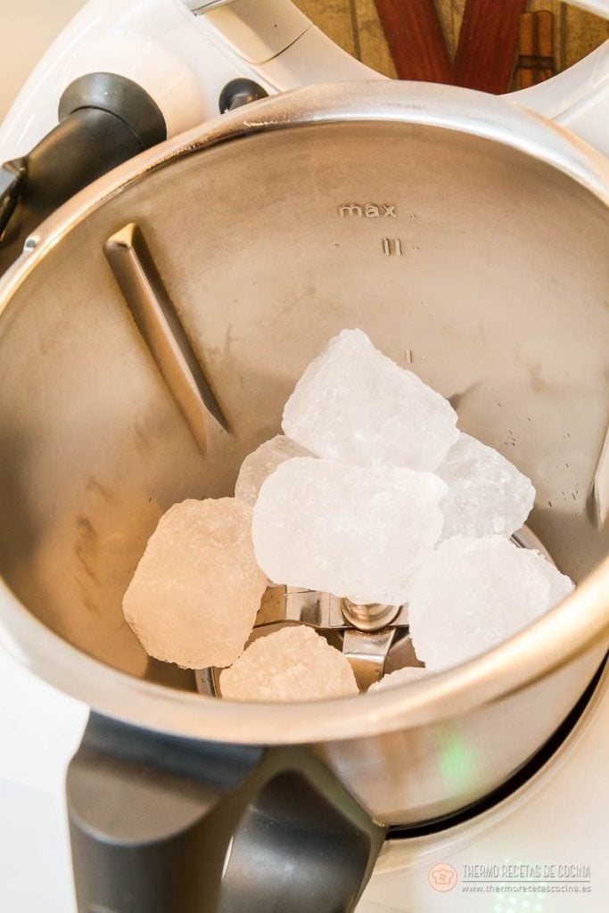 ¿Tardes de calor? Prepara una Leche Merengada con tu Thermomix. | 8 | Recetas de cocina para Thermomix cubitos de hielo dentro del vaso de la Thermomix, antes de picarlos