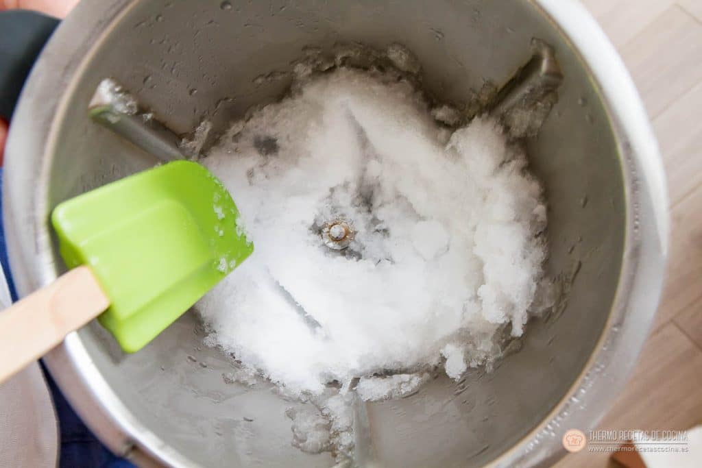 ¿Tardes de calor? Prepara una Leche Merengada con tu Thermomix. | 9 | Recetas de cocina para Thermomix el hielo ya picado en el fondo del vaso, removido con una espátula verde