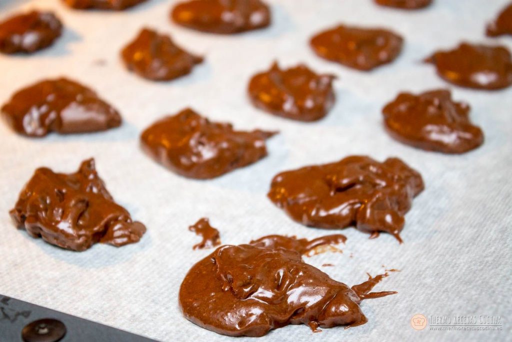 Cookies brownie de chocolate | 5 | Recetas de cocina para Thermomix montoncitos de masa cruda de las cookies brownie repartidos sobre el papel de hornear