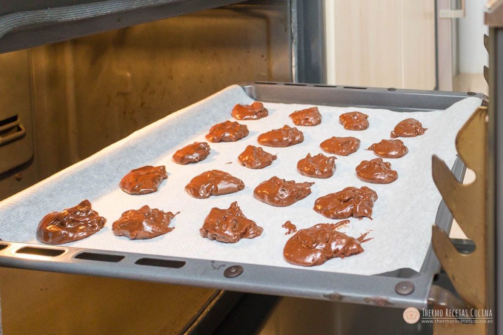 Cookies brownie de chocolate | 6 | Recetas de cocina para Thermomix bandeja con una veintena de montoncitos de masa entrando en el horno