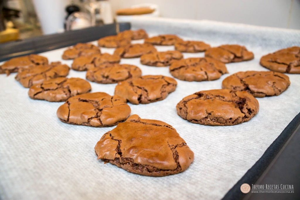 Cookies brownie de chocolate | 7 | Recetas de cocina para Thermomix cookies brownie recién horneadas sobre la bandeja, con la superficie agrietada y brillante