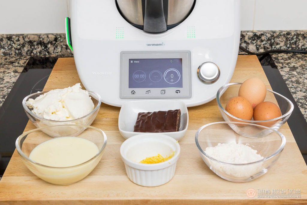 Queso de untar, leche condensada, huevos, harina, ralladura de limón y la tableta de turrón de chocolate pesados junto a la Thermomix