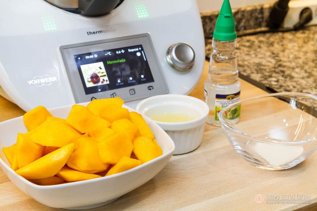 Mermelada de melocotón sin azúcar añadido | 3 | Recetas de cocina para Thermomix Melocotón pelado y troceado en un bol, zumo de limón, edulcorante líquido y agar agar preparados junto a la Thermomix