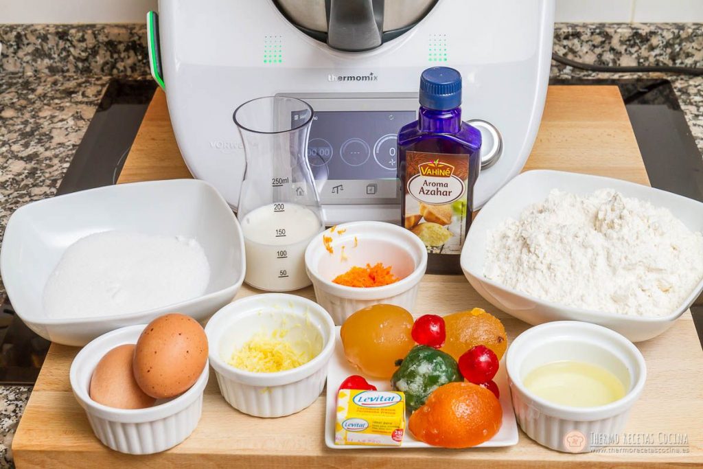 Roscón de Reyes de Prado Camacho | 3 | Thermo Recetas Cocina Ingredientes del roscón pesados junto a la Thermomix: azúcar, leche, harina de fuerza, huevos, levadura fresca, aceite, agua de azahar, fruta escarchada y la ralladura de limón y de naranja en dos cuencos
