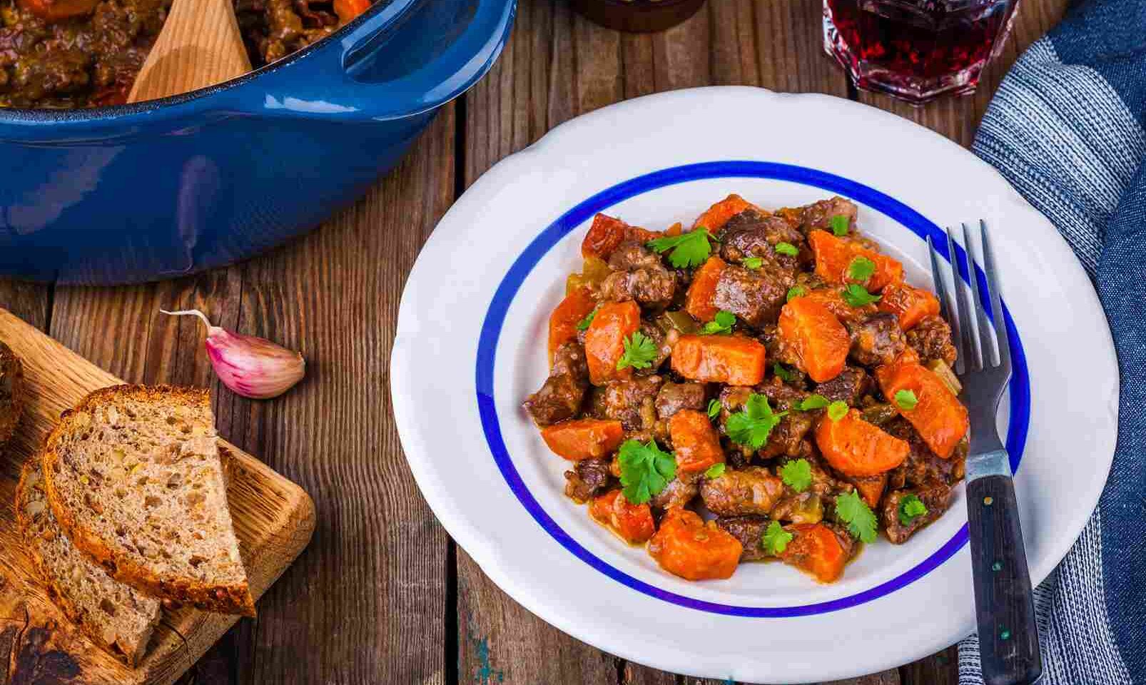 Carne con tomate